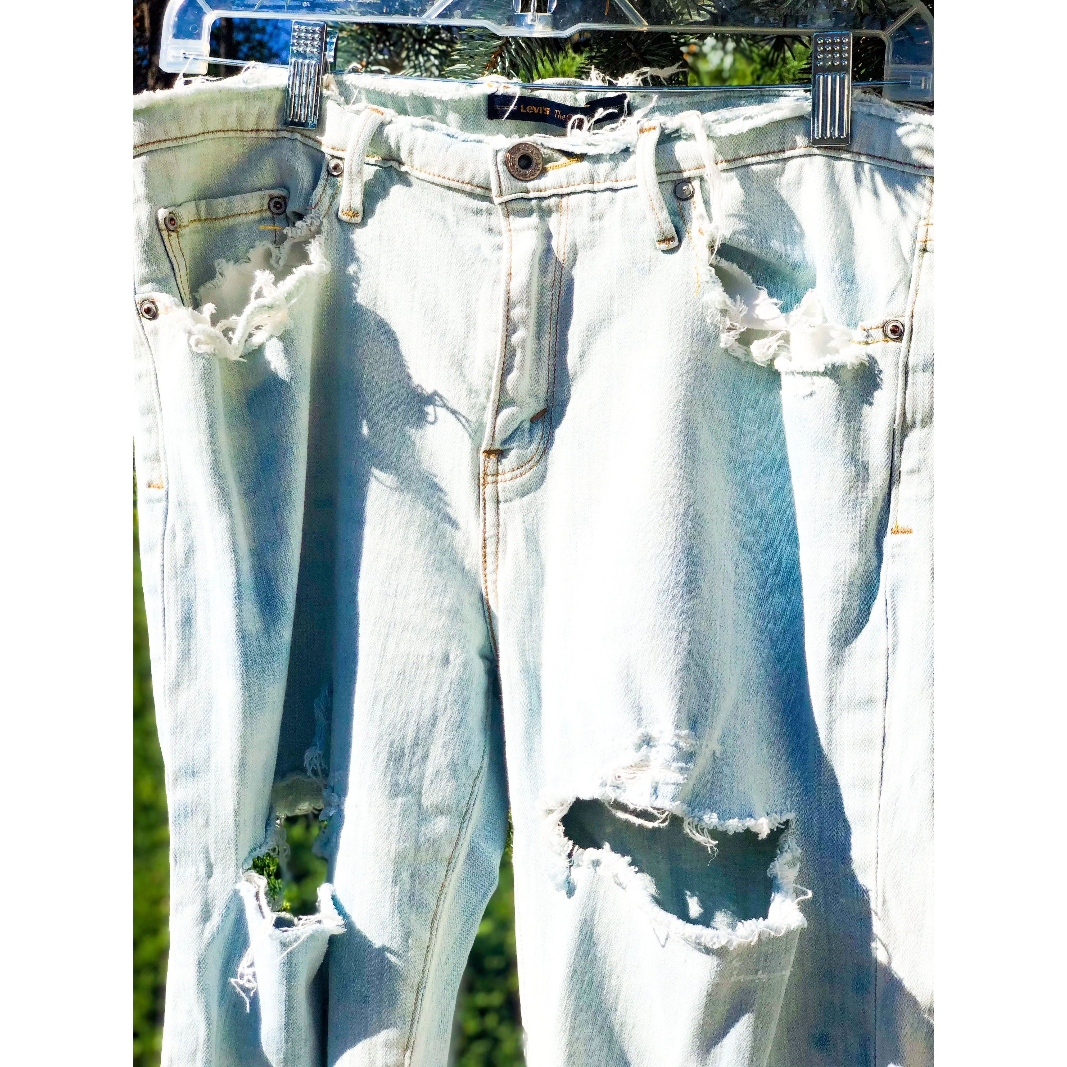 LEVIS Deconstructed Bleached Jeans